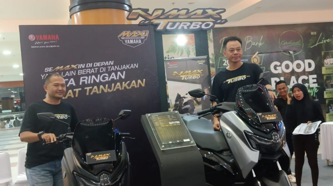 Asst BM STSJ Yamaha Kalselteng Firman bersama Asst GM STSJ Yamaha Kalimantan Sunardi Halim saat Mini Launching NMAXIBITION Turbo Attack di Duta Mall Banjarmasin (foto:baritopost)