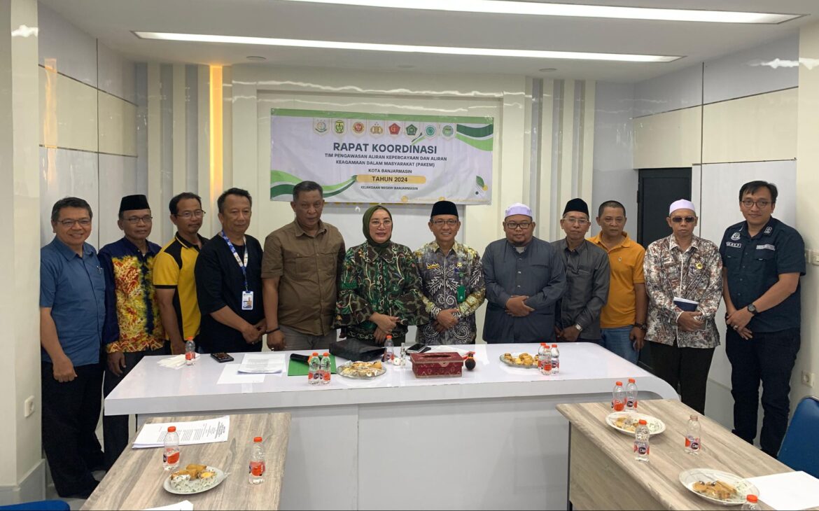 Kepala Kejaksaan Negeri (Kajari) Banjarmasin, Dr Indah Laila, SH., MH, didampingi Kepala Seksi Intelijen Kejari, Dimas Purnama Putra, SH., MH saat memimpin rakor (foto Istimewa)
