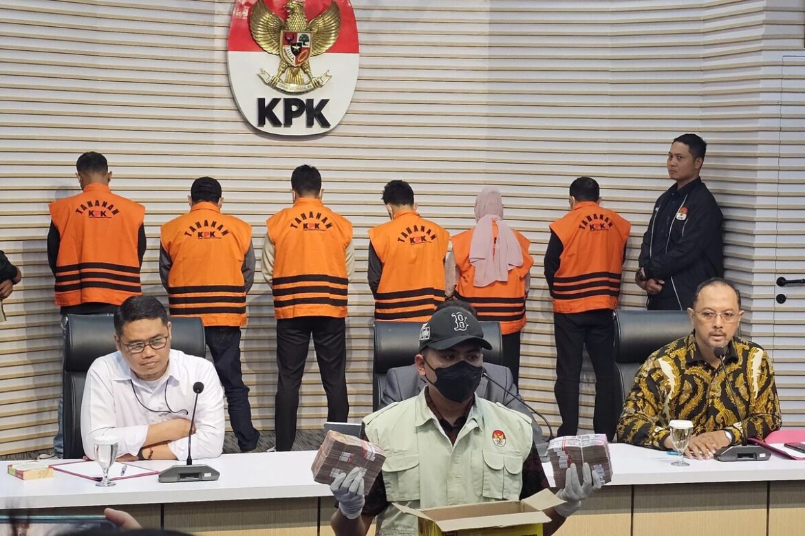 KOMISI Pemberantasan Korupsi (KPK) mengekspose para tersangka dan barang bukti dari operasi tangkap tangan di Kalimantan Selatan dalam konferensi pers di Gedung Merah Putih KPK, Jakarta, Selasa (8/10/2024). (foto: jawapos)