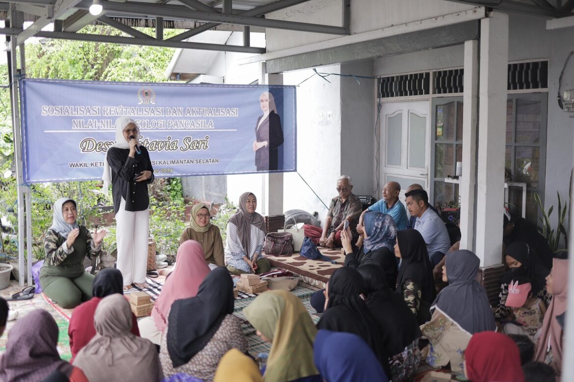 Wakil Ketua DPRD Provinsi Kalsel Desy Oktavia Sari menggelar Sosialisasi Revitalisasi dan Aktualisasi Nilai-nilai Ideologi Pancasila di Kecamatan Alalak Kabupaten Batola.(foto : humasdprdkalsel)