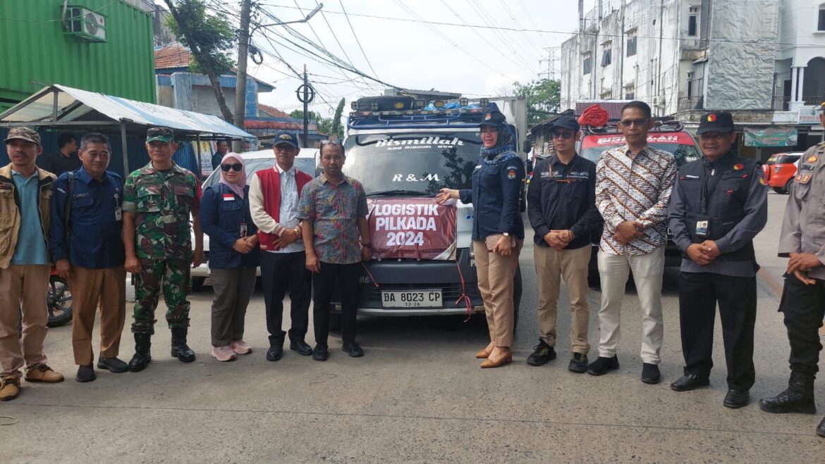 GESER LOGISTIK - Polresta Banjarmasin bersama aparat keamanan lainnya beserta KPU Kalsel foto bersama sebelum logistik Pilkada 2024 digeser ke gudang KPU Kota Banjarmasin, Selasa (8/10/2024). (foto:ist)