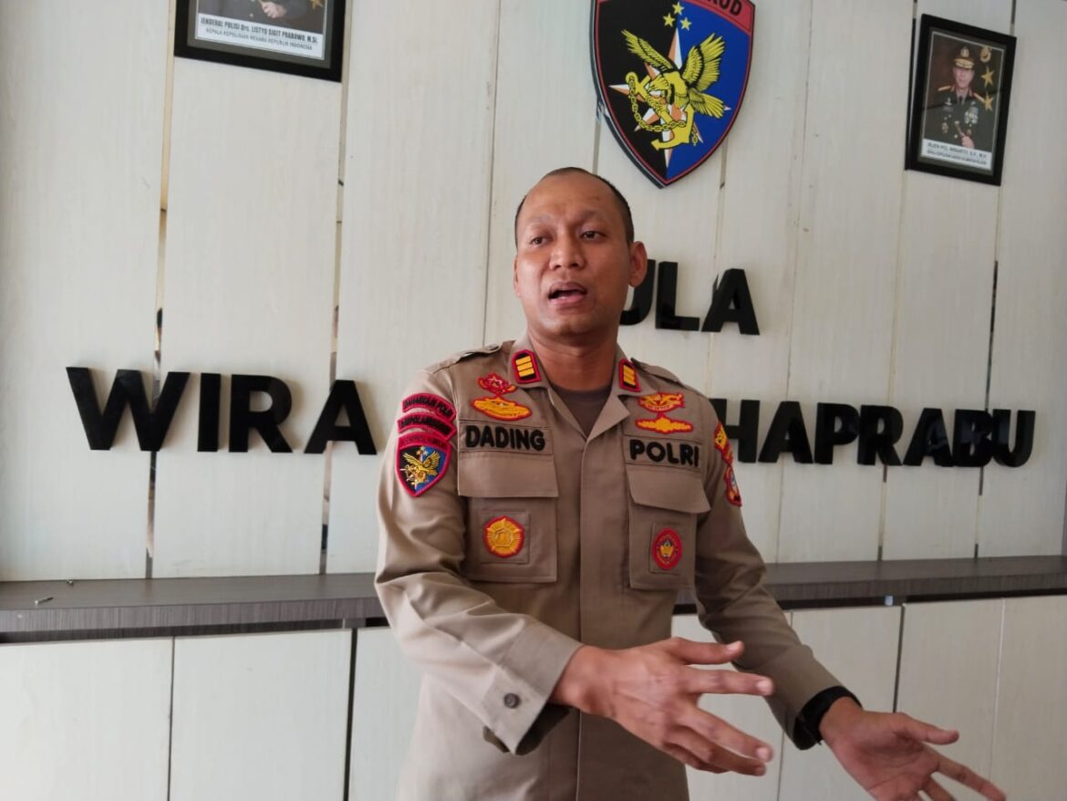 PELANSIR BBM -Kasat Polair Polresta Banjarmasin AKP Dading Kalbu Adie saat memberikan keterangan terkait dua Pelansir BBM jenis pertalie sebanyak 2.035 Liter ditangkap di Pelambuan, Rabu (23/10/2024) siang. (foto:sum)