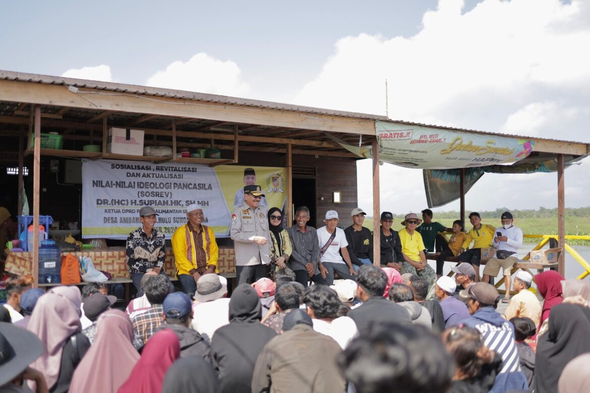 Ketua DPRD Provinsi Kalsel DR (HC) H Supian HK, SH, MH melaksanakan Sosialisasi Revitalisasi dan Aktualisasi Nilai Nilai Ideologi Pancasila di Desa Ambahai Kabupaten HSU.(foto : humasdprdkalsel)