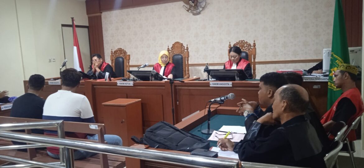 Dua saksi dari Dit. Resnarkoba Polda Kalsel yakni Ryantoro Diver dan Perdinan Sirait saat memberikan kesaksian penangkapan Noval.
