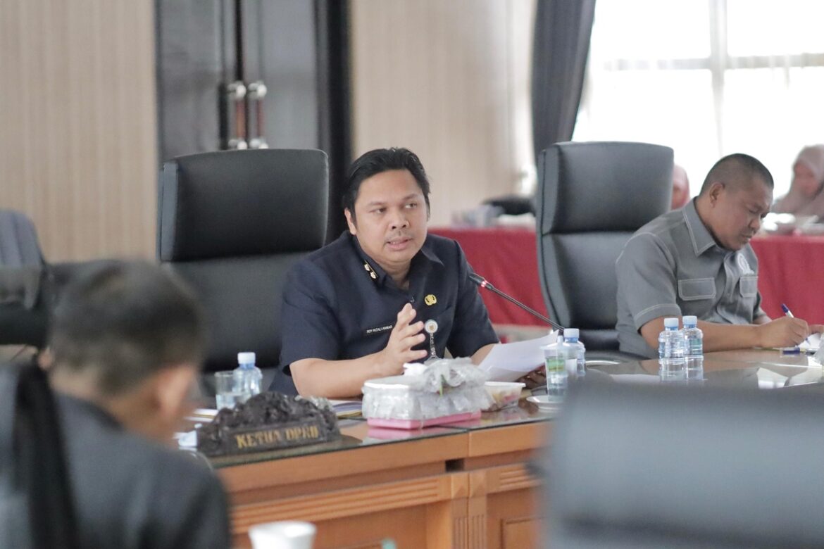 Ketua TAPD yang juga Sekda Provinsi Kalsel Roy Rizali Anwar saat menghadiri rapat membahas hasil evaluasi Kemendagri terhadap Raperda tentang APBD Perubahan Anggaran 2024 bersama Banggar DPRD Provinsi Kalsel.(foto : humasdprdkalsel)
