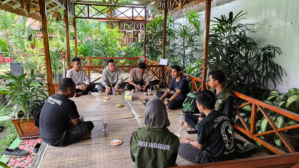 Para Koalisi Pemuda HST lakukan rapat untuk meminta audiensi kepada paslon bupati dan wakil bupati untuk Save Meratus.(foto : yufanata/brt)