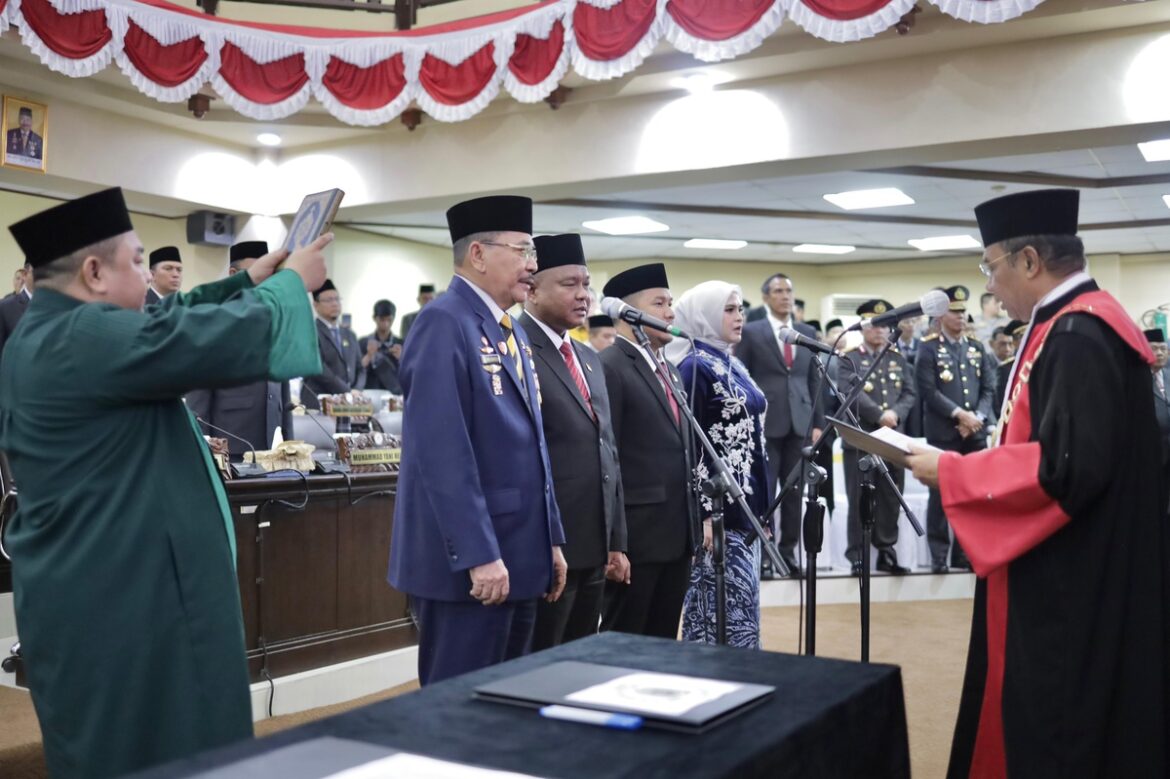 Empat pimpinan DPRD Provinsi Kalsel masa jabatan 2024-2029 mengucapkan sumpah/janji yang dipandu oleh Ketua Pengadilan Tinggi Banjarmasin, Dr H Gusrizal, SH, MH.(foto : humasdprdkalsel)