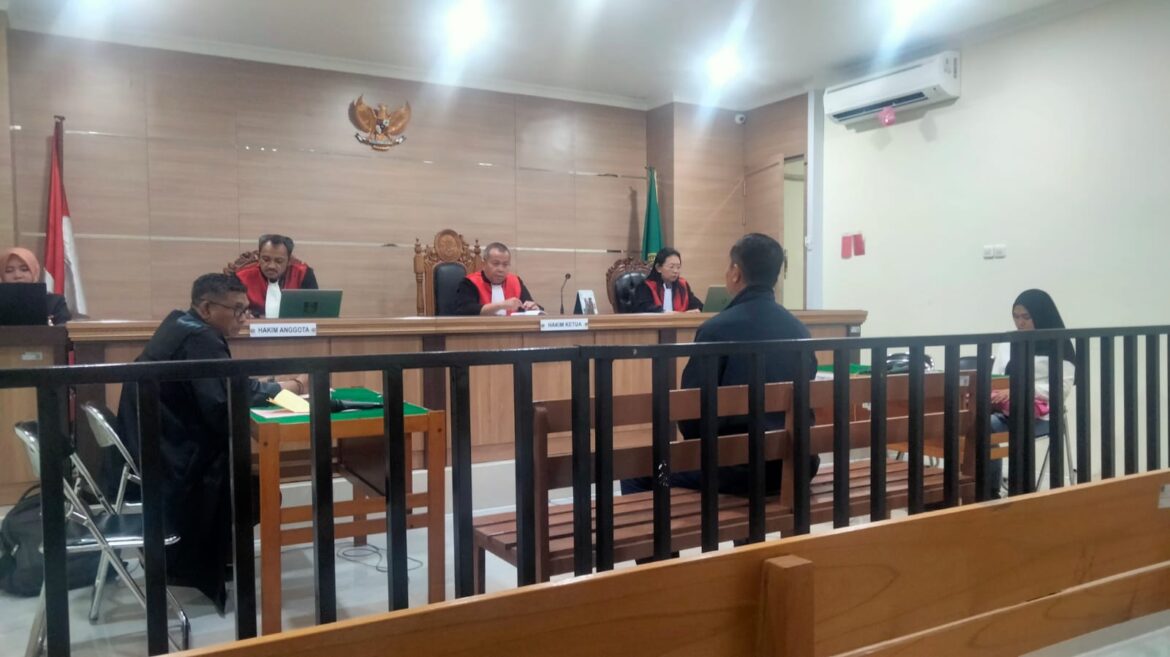 Pensiunan Polisi Polda Kalsel Syaiful Bob saat menjadi saksi perkara pengrusakan yang dilakukan isteri sirinya.