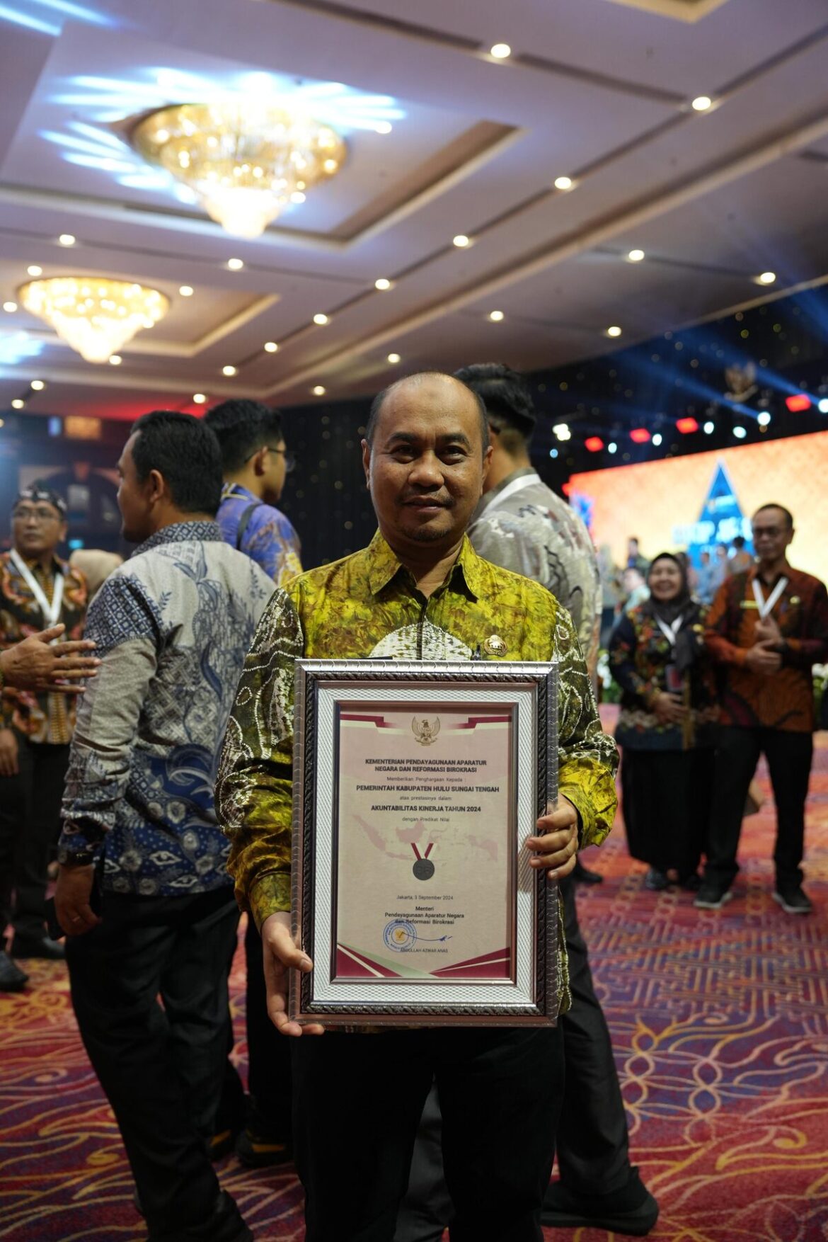 PJs Bupati HST Terima Penghargaan Dari Kementrian PAN - RB