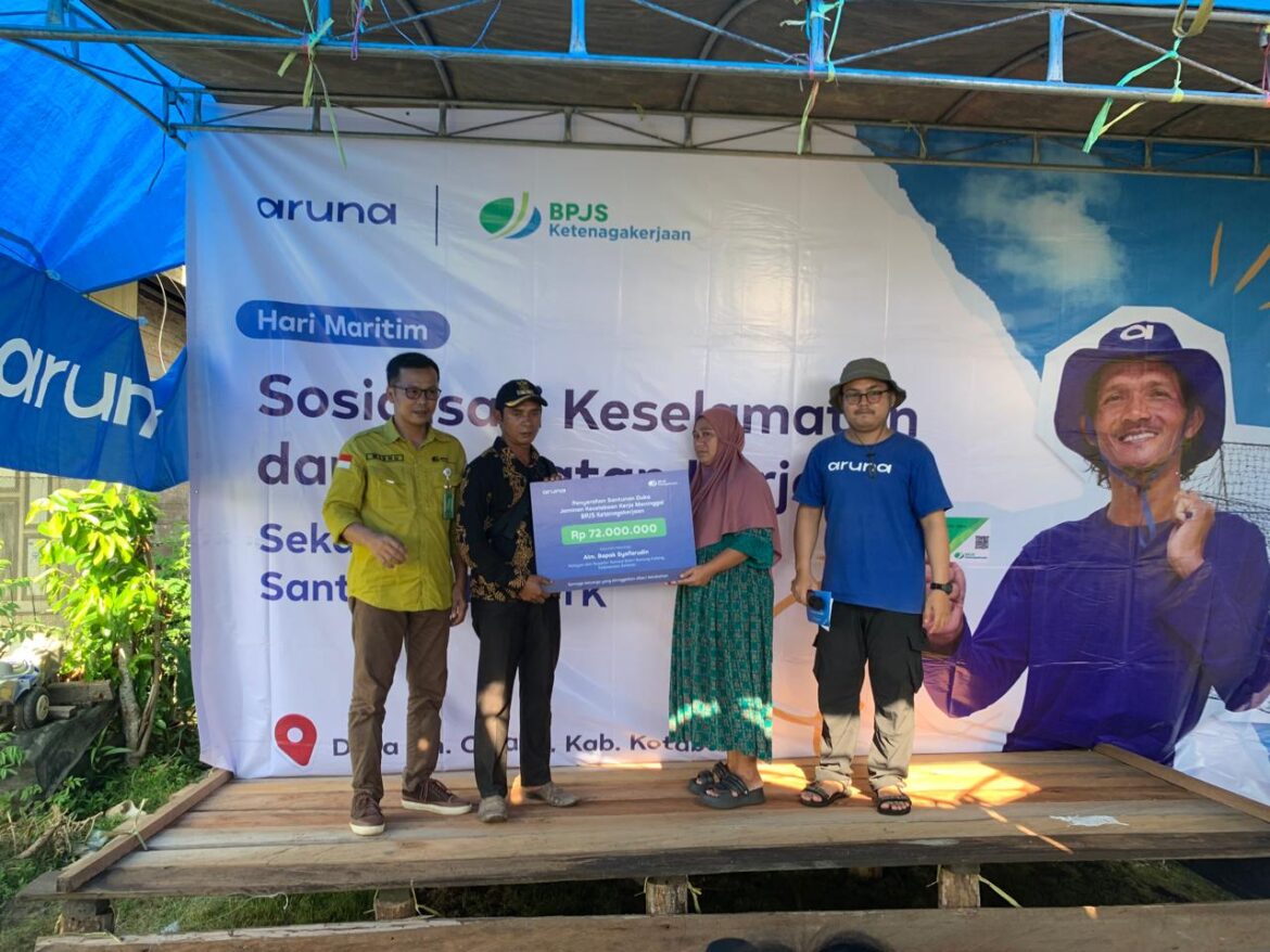 SERAHKAN JKM - Ahli waris almarhum Syafarudin yakni Rumiah saat foto bersama usai menerima santunan JKM dari Ketenagakerjaan (BPJamsostek) Cabang Pulau Laut Kotabaru, Selasa (15/10/2024).(foto : ist)