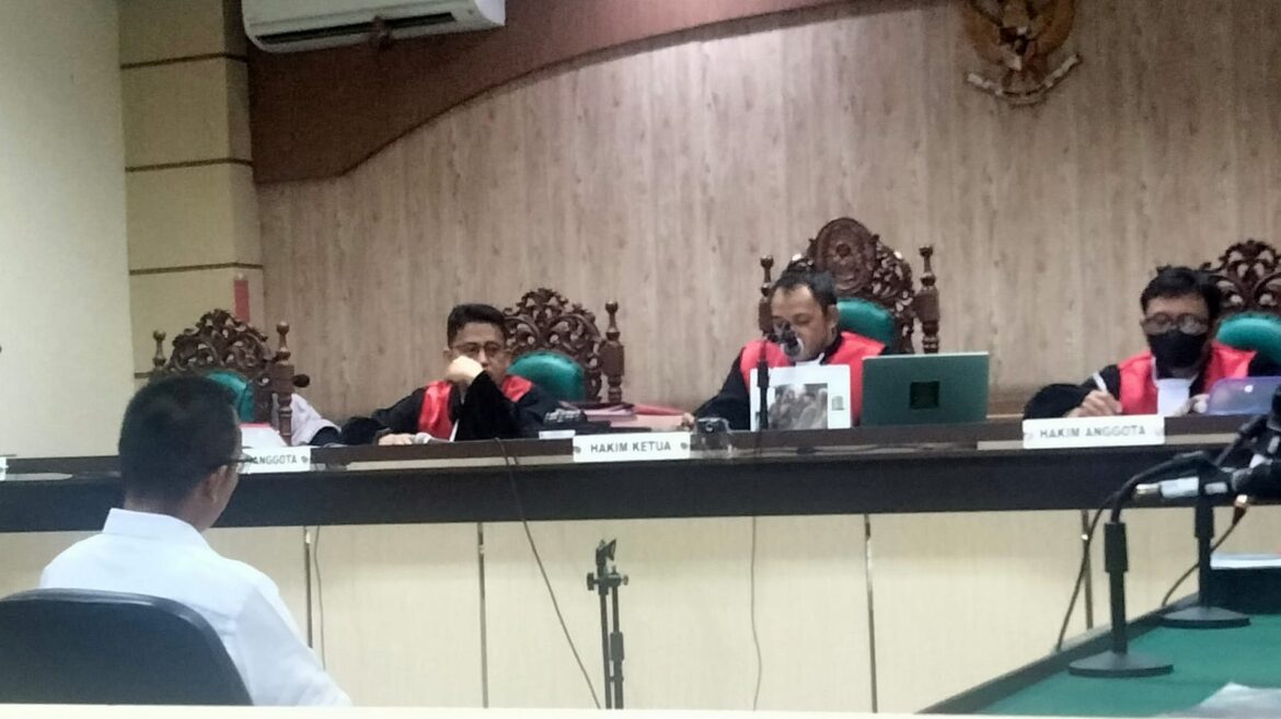 Plt Dinas Sosial, PPKB, dan PPPA Kabupaten Hulu Sungai Tengah (HST), Drs Wahyudi Rahmat saat mengikuti sidang di pengadilan tipikor.