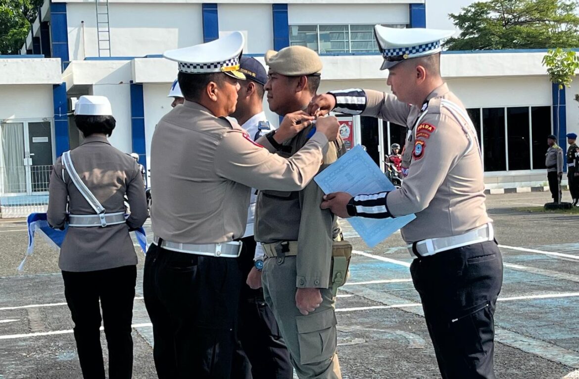 Direktur Ditlantas Polda Kalsel Kombes Pol Robertho Pardede menyematkan pita tanda operasi secara simbolis (foto Iman Satria )