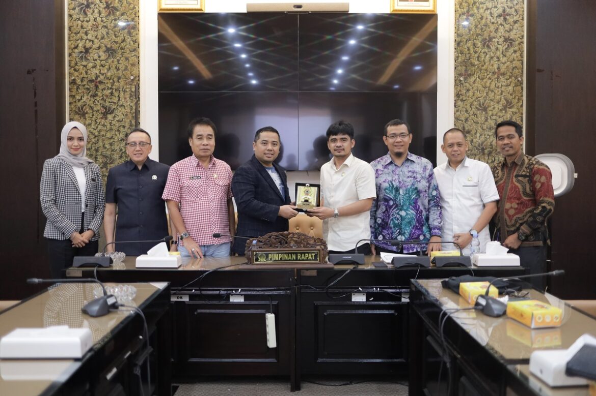 Rombongan Komisi I DPRD Provinsi Kalsel pelajari mekanisme seleksi anggota KPID ke DPRD Provinsi Jatim.(foto : humasdprdkalsel)