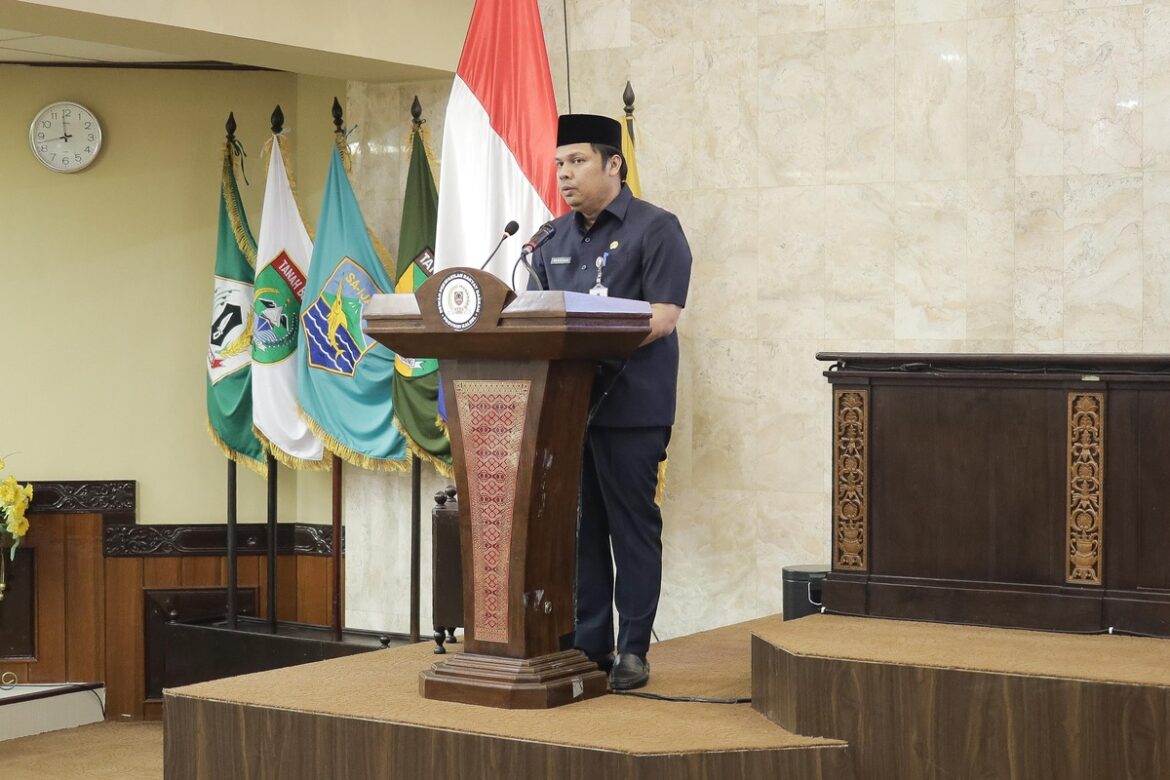 Sekda Provinsi Kalsel Roy Rizali Anwar saat mewakili gubernur di rapat paripurna DPRD Provinsi Kalsel.(foto : humasdprdkalsel)