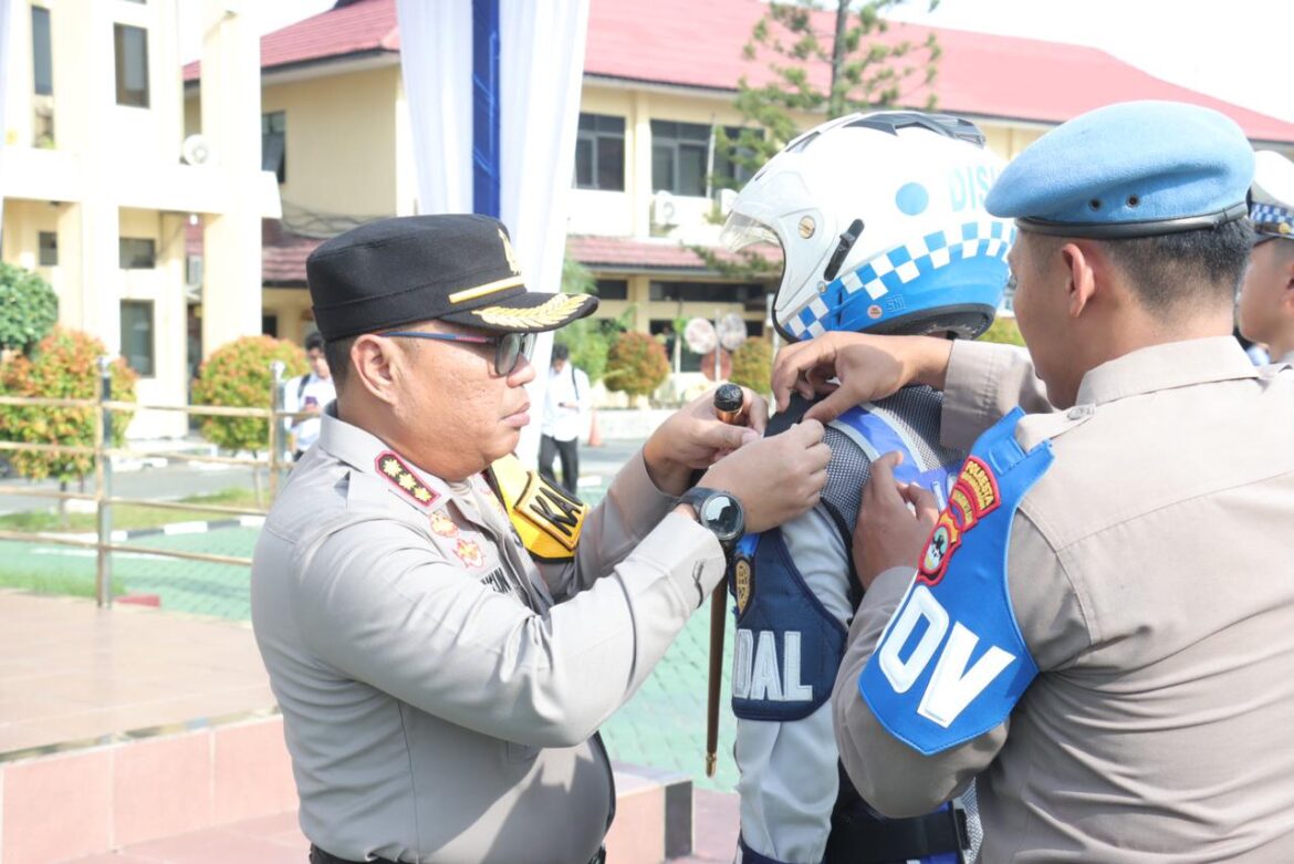 OPERASI ZEBRA - Kapolresta Banjarmasin Komnes Pol Cuncun Kurniadi saat memasang tanda pita kepada personil dalam melaksanakan Operasi Zebra Intan 2024, Senin (14/10/2024).