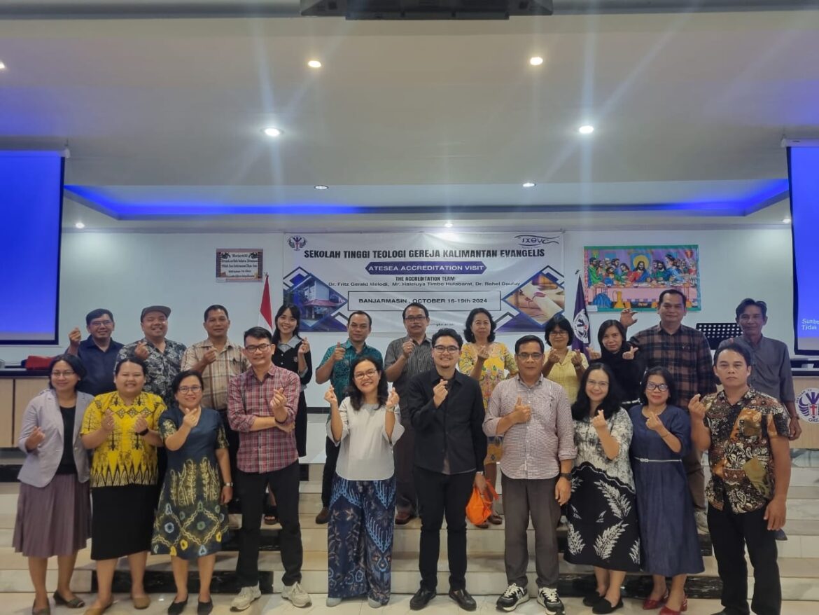 KETIGA Asesor ATESEA foto bersama civitas akademika STT GKE (Foto Istimewa)