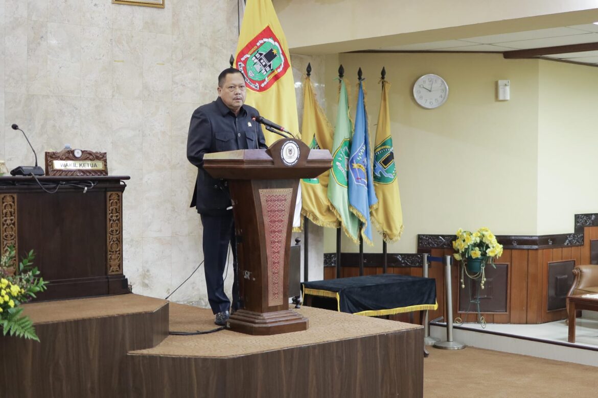 Ketua Pansus Rancangan Tatib DPRD Provinsi Kalsel, H Gusti Iskandar Sukma Alamsyah menyampaikan laporan hasil pembahasan pansus dalam rapat paripurna internal.(foto : humasdprdkalsel)