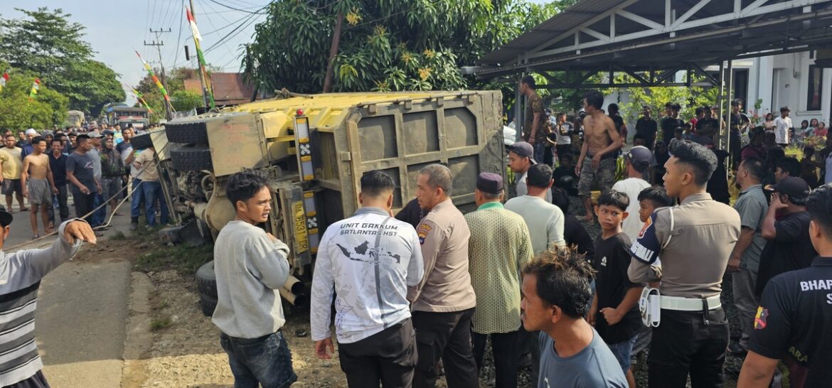 Truck Dump Terbalik di Pinggir Jalan Desa Telang (Foto Istimewa)