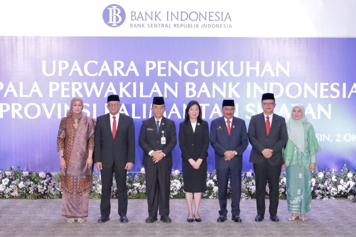 Ketua Sementara DPRD Provinsi Kalsel Dr (HC) H Supian HK, SH, MH foto bersama pejabat Bank Indonesia Kalsel yang baru dan lama usai upacara pengukuhan.(foto : humasdprdkalsel)