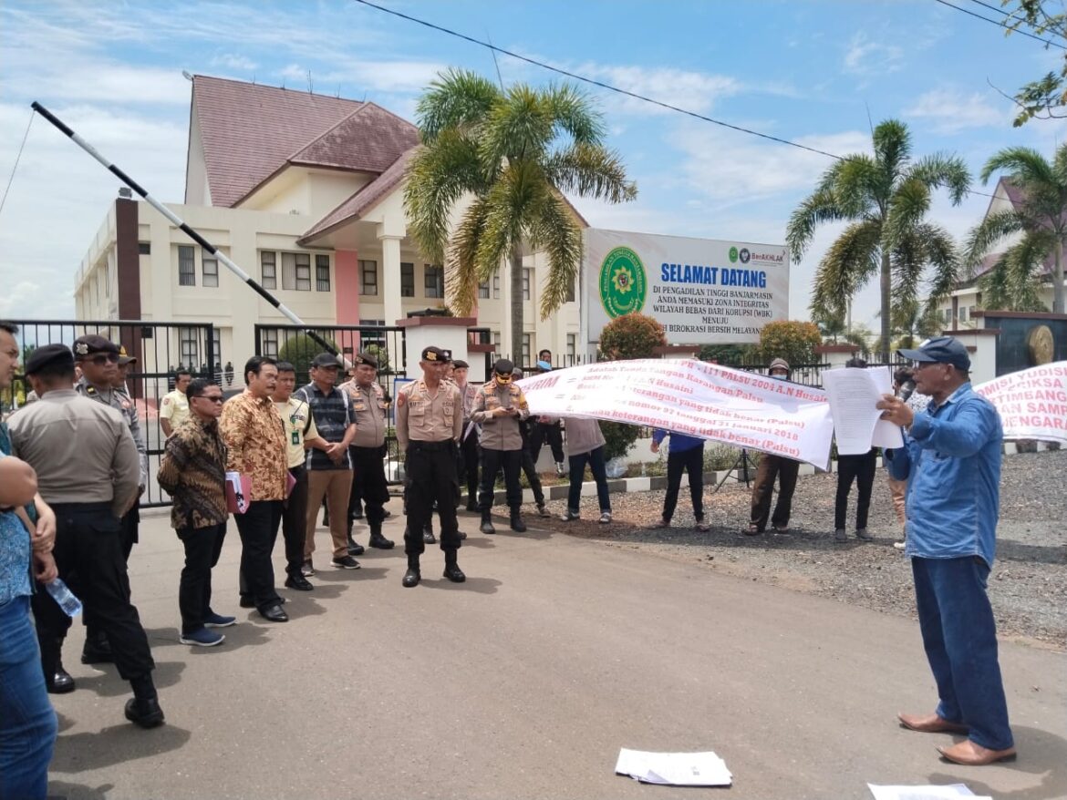 DEMO PT -Sojuangon Hutauruk saat gelar demo selaku korban mafia tanah   ke PT Banjarmasin di Banjarbaru, Selasa (15/10/2024) pagi. (foto:sum/brt). 