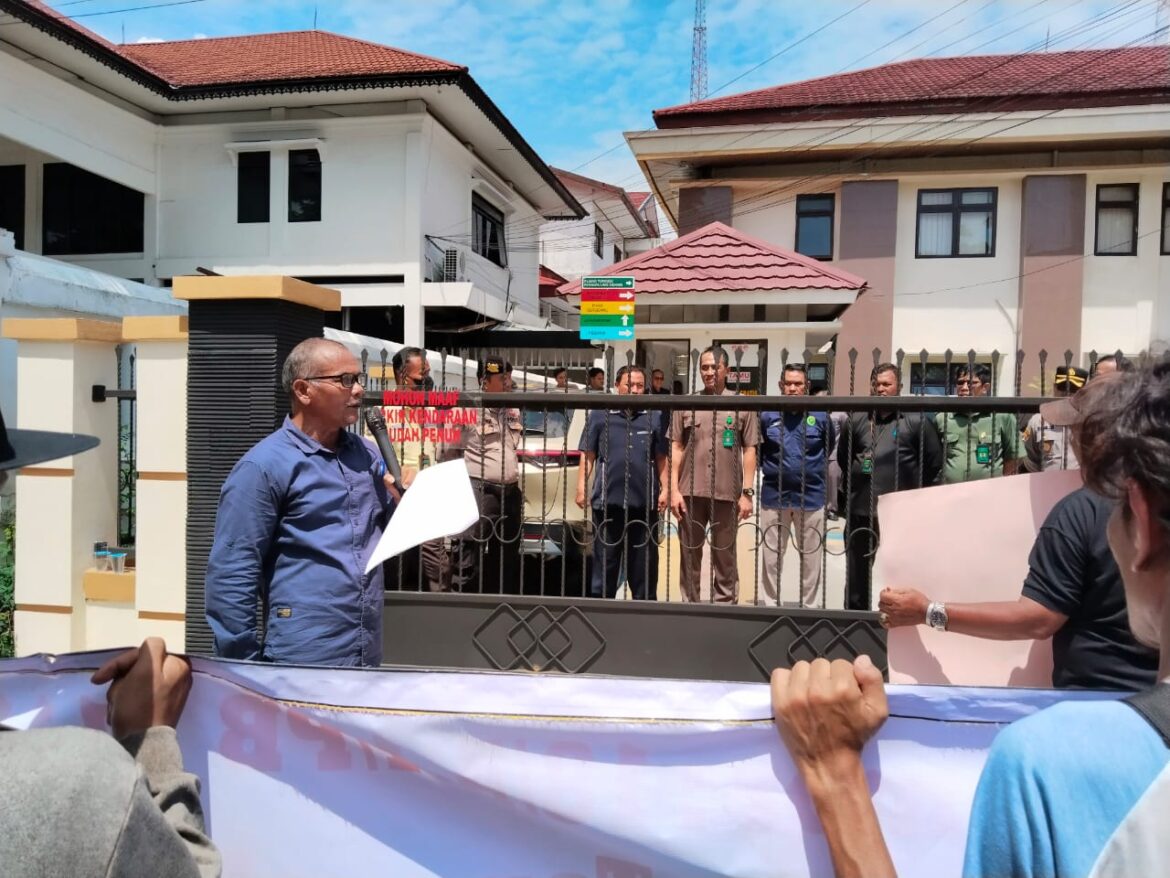 DEMO PN - Massa Sojuangun saat melakukan aksi demo di PN Banjarmasin terkait dirinya sebagai korban Mafia tanah, Rabu (9/10/2024). (foto:sum/brt)