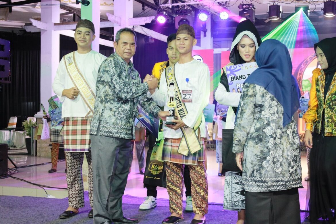 Pj Bupati Dinansyah Serahkan Trofi Pemenang Atau Diang Batola 2024