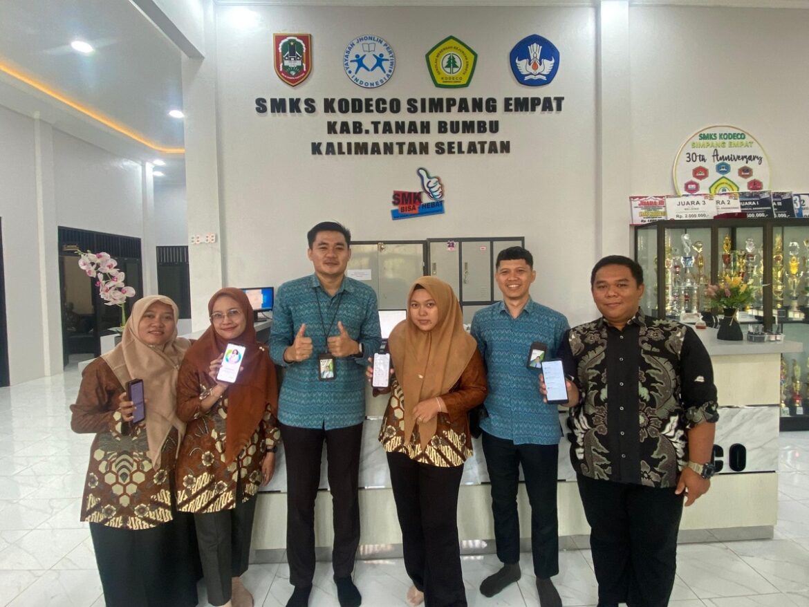 APLIKASI JMO - Para guru di SMKS Kodeco Batulicin saat memperlihatkan Aplikasi JMO, Selasa (1/10/2024).(foto : ist)
