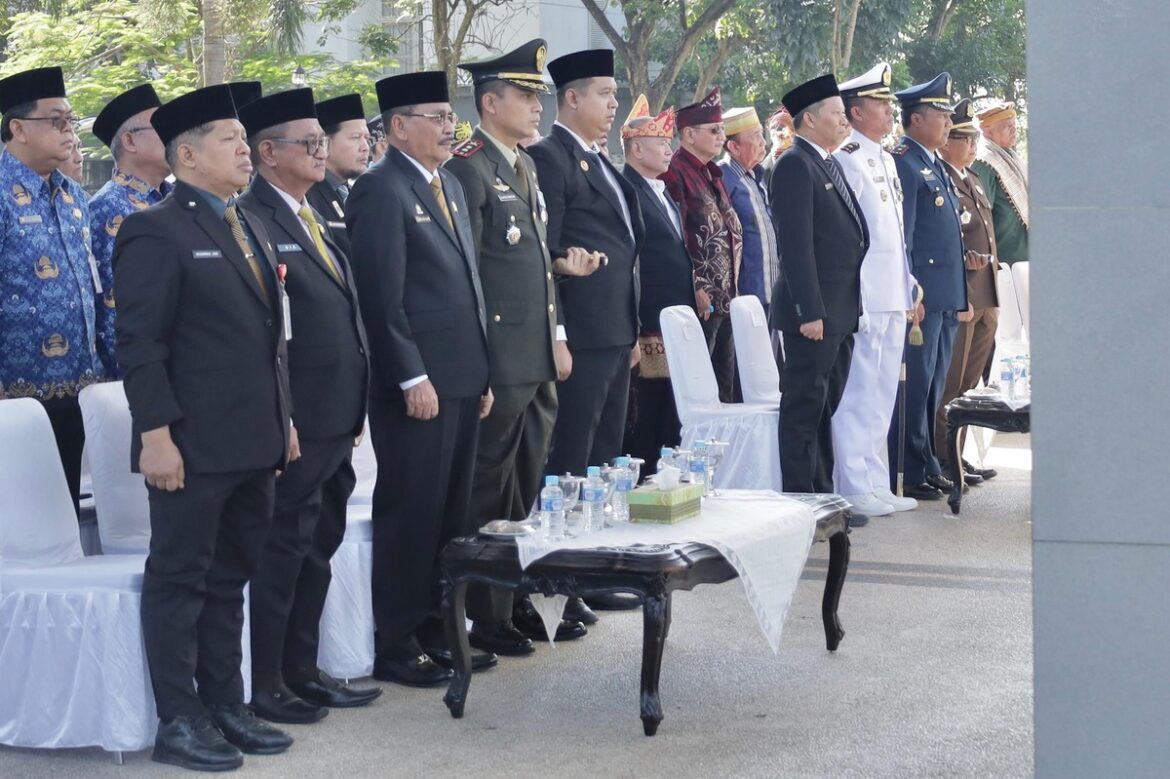 Ketua DPRD Provinsi Kalsel Dr (HC) H Supian HK, SH, MH menghadiri upacara peringatan Hari Sumpah Pemuda ke-96 Tahun 2024 bertempat di Lapangan Kantor Gubernur Kalsel Banjarbaru.(foto : humasdprdkalsel)
