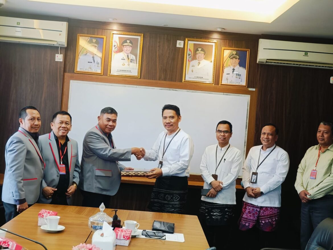 KETUA Umum FKPWK H Rachmat Fadillah didampingi pengurus lainnya bertukar cendra mata dengan Direktur Utama PAM Bandarmasih Muhammad Ahdiyat yang didampingi para direksi di akhir pertemuan (Foto Mercy)