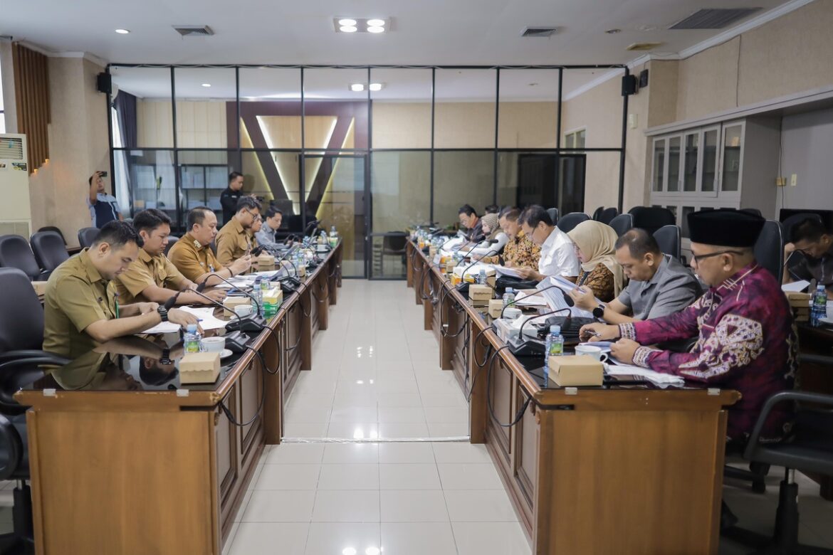 Pansus Tatib DPRD Provinsi Kalsel menggelar rapat menuntaskan pembahasan bersama pihak sekretariat dewan.(foto : humasdprdkalsel)