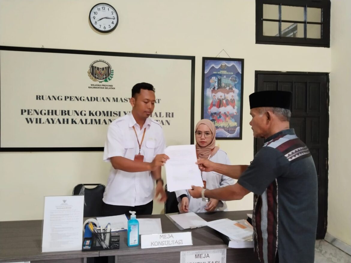SURATI PKY - Korban mafia tanah, Sojuangun serahkan surat ke Penghubung Komisi Yudisial (PKY) perwakilan Kalsel, terkait vonis majelis hakim dinilai tak sesuai bukti pertimbangan, Selasa (1/10/2024).(foto:sum)