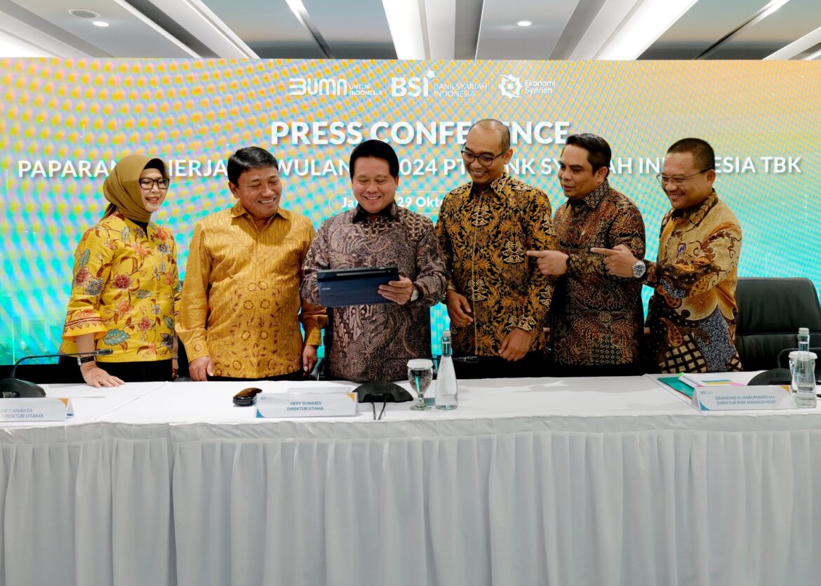 (Kiri-kanan). Paparan disampaikan oleh Direktur Compliance and Human Capital BSI Tribuana Tunggadewi, Wakil Direktur Utama BSI Bob T.Ananta, Direktur Utama BSI Hery Gunardi (tengah), Direktur Risk Management BSI Grandhis H. Harumansyah, Direktur Sales & Distribution BSI Anton Sukarna, dan Direktur Information Technology BSI Saladin D. Effendi di Kantor Pusat BSI, Gedung The Tower Jakarta (foto:istimewa)