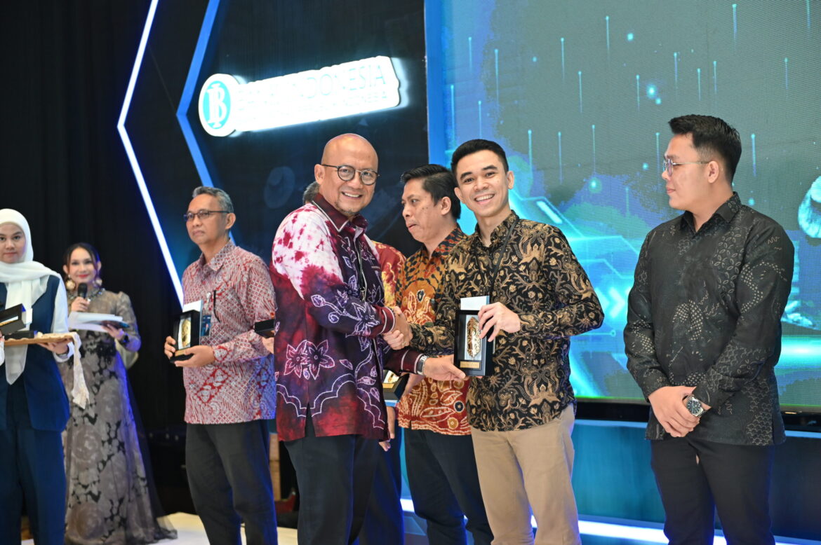 Fadjar Majardi Kepala Perwakilan Bank Indonesia Provinsi Kalimantan Selatan (Kalsel) Menyerahkan Kenang-kenangan (foto:istimewa)
