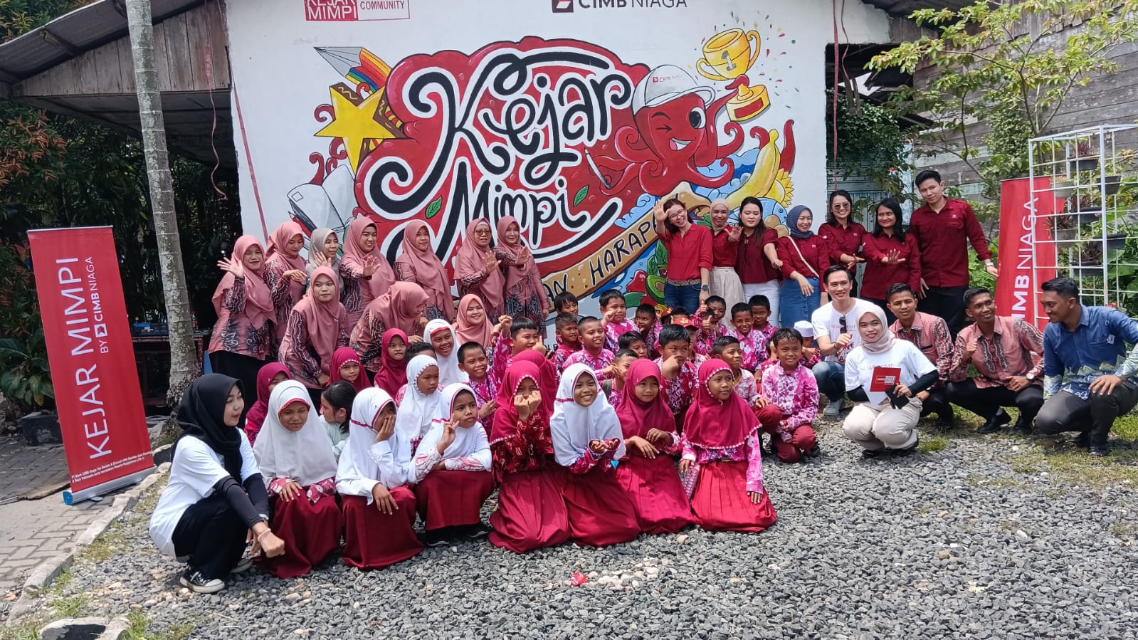 Komunitas Kejar Mimpi CIMB Niaga telah menyelenggarakan program dan kegiatan sosial di SDN Pemurus Baru 3 Kota Banjarmasin