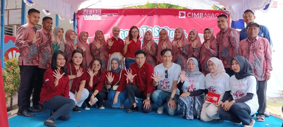 Komunitas Kejar Mimpi adalah bagian dari Gerakan sosial #KejarMimpi yang diinisiasi PT Bank CIMB Niaga Tbk (CIMB Niaga) sebagai wadah bagi generasi muda untuk mengasah skill kepemimpinan dan volunteering (foto:baritopost)