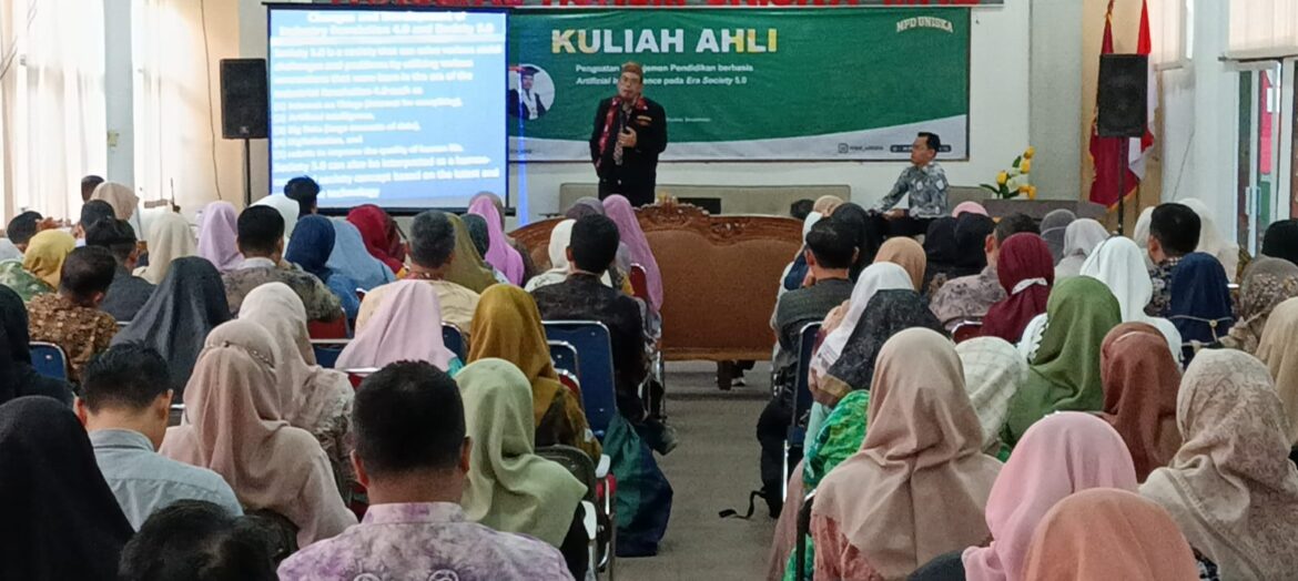 Prof Dr Imron Arifin MPd dalam Kuliah Ahli "Penguatan Manajemen Pendidikan Berbasis Artificial Intelligence pada Era Society 5.0’ pada Program Studi Magister Administrasi Pendidikan Universitas Islam Kalimatan (Uniska) di aula Fakultas Hukum Uniska Banjarmasin. Didampingi pula oleh Ketua Pelaksana Prodi Magister Administrasi Pendidikan Dr Didi Susanto MPd (foto:baritopost)