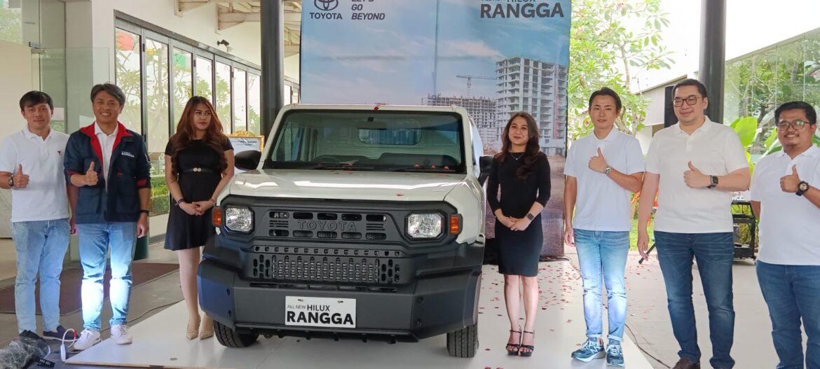 Hadir Yagimin (Chief Marketing Auto2000), Hiroyuki Oide (Marketing Director TAM), Ary Hutomo (TAM Area), Stephen Halim (Presiden Director Wira Toyota), Stephanus Ti (Branch Manager Wira Toyota), M Zainur (Branch Manager Auto2000) dalam Launching All-New Hilux Rangga di Kalsel (foto:baritopost)