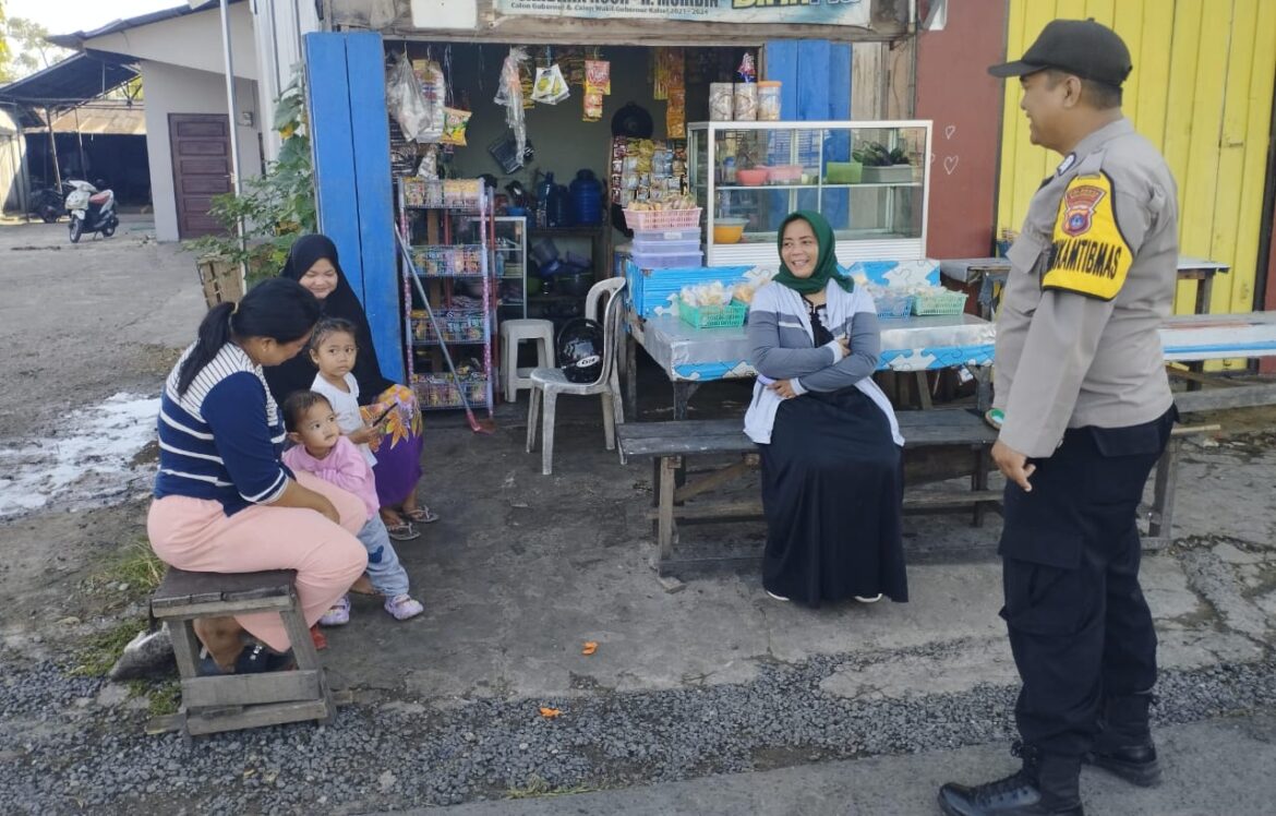 PESAN PILKADA - Salah satu personil Bhabinkamtibmas (BKTM) Kelurahan Kelayan Luar Banjarmasin Tengah Bripka Ade Apriadi saat memberikan pesan PILKADA agar warga tetap damai dan aman, Jumat (4/10/2024) sore. (foto:ist)