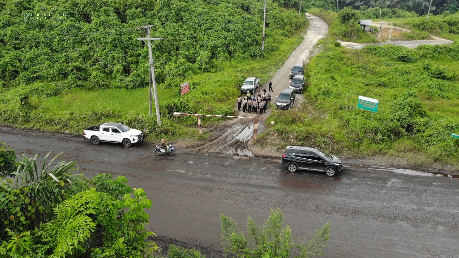 Polisi Berjaga-jaga dan Melakukan Pengamanan di Lokasi