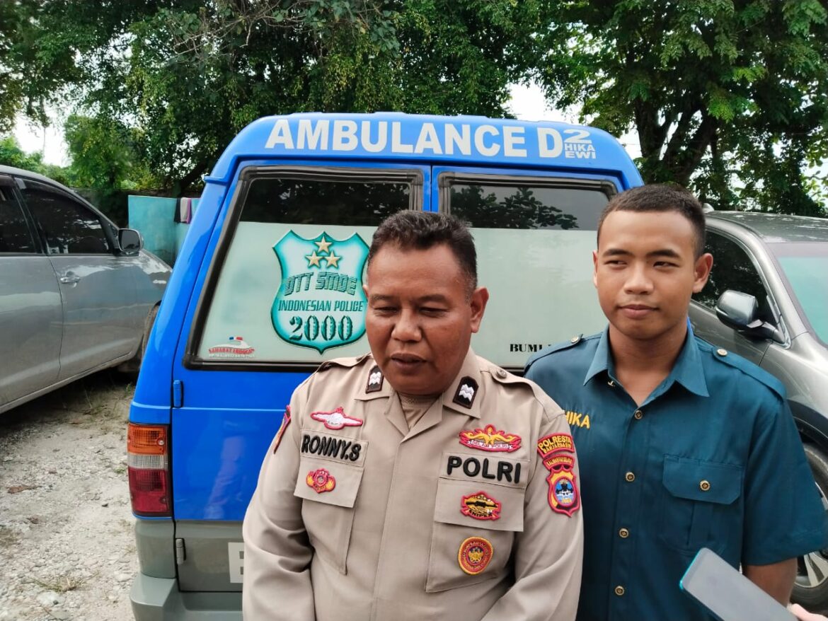 BERSAMA ANAK -Aiptu Ronny Setiadi bersama anaknya Muhammad Dika Nova Ramadhan saat mengisahkan perjuangannya dalam memiliki ambulan gratis dari hasil jual tanah hingga meraih penghargaan dari Mabes Polri, Rabu (23/10/2024). (sum/brt)