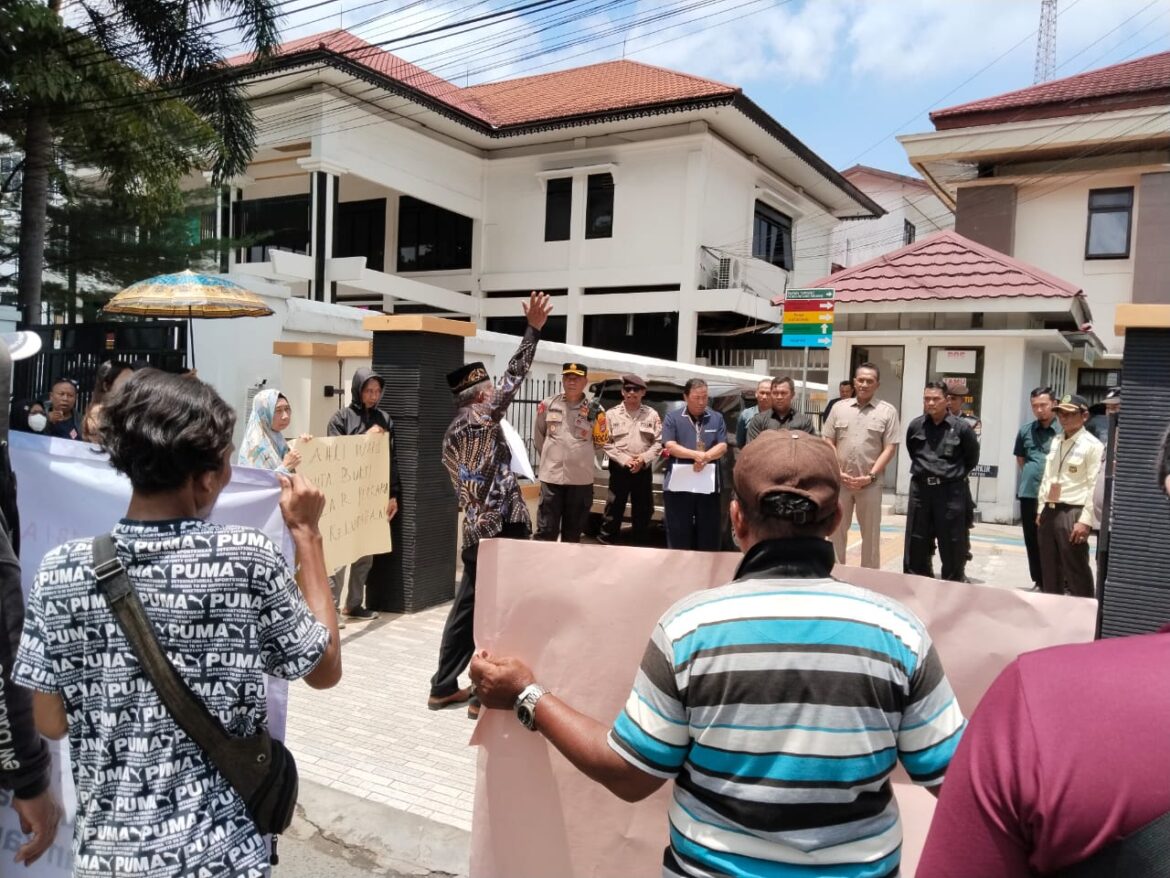 DEMO LAGI - Sojuangun bersama warganya saat kembali melakukan aksi demo di PN Banjarmasin terkait dirinya sebagai korban Mafia tanah, Rabu (16/10/2024) pagi. (foto:sum/brt)