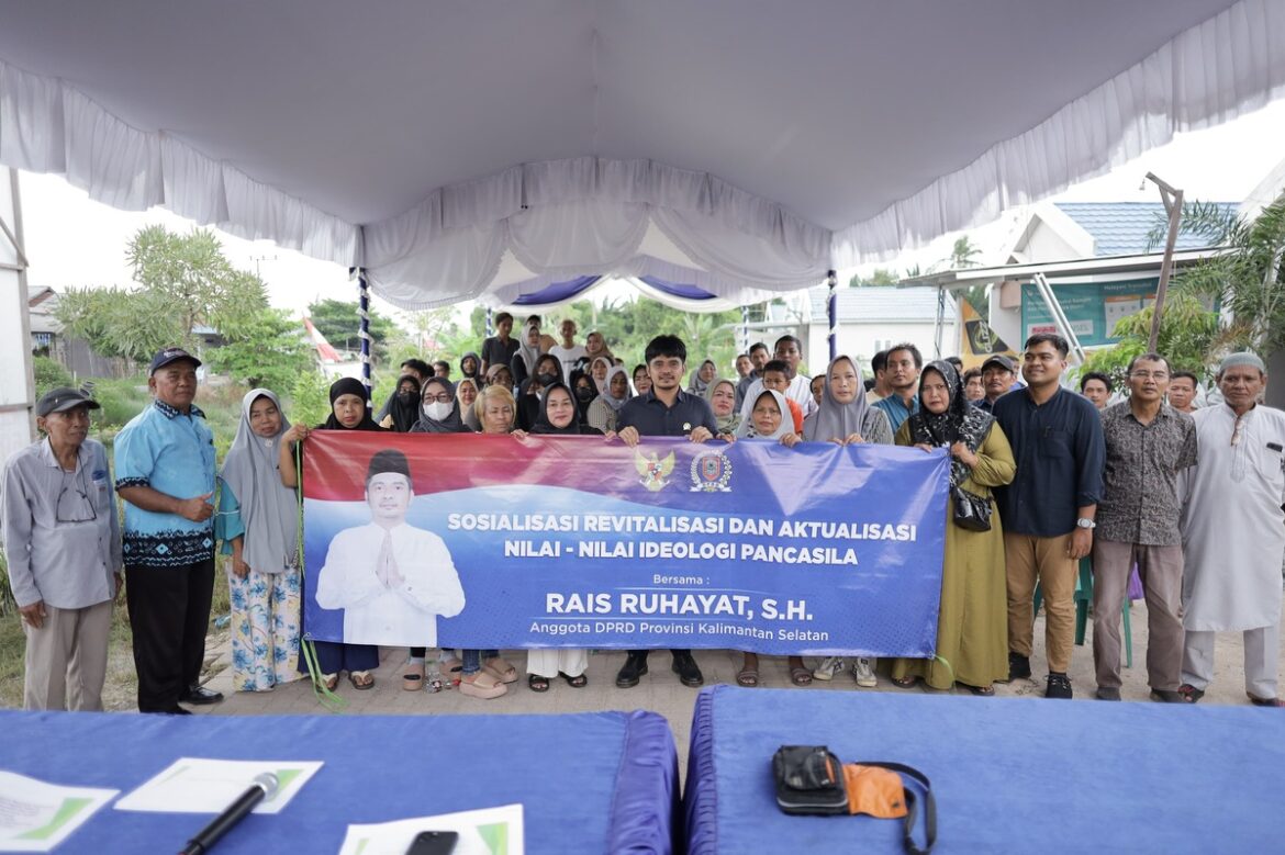 Ketua Komisi I DPRD Provinsi Kalsel H Rais Ruhayat, SH menggelar Sosialisasi Revitalisasi dan Aktualisasi Nilai-nilai Ideologi Pancasila di Jalan Sungai Dua Semangat Dalam, Kecamatan Alalak, Handil Bakti, Kabupaten Batola.(foto : humasdprdkalsel)