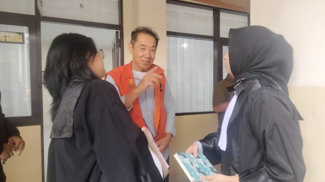 Nampak terdakwa didampingi penasehat hukum Henny SH dan rekan