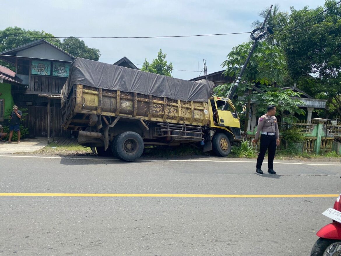 Truck Bermuatan Batubara Tabrak Tiang Listrik di Kecamatan Las, Kabupaten HST
