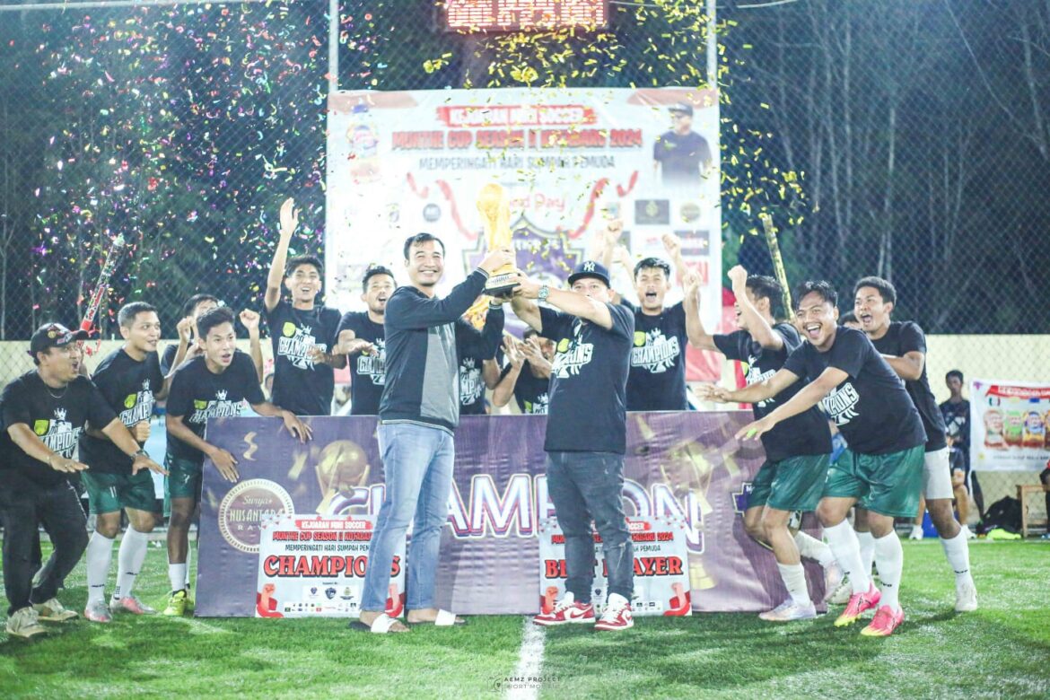 Penyerahan trophy diserahkan langsung oleh Wakapolres Kotabaru, Kompol Agus Rusdi Iskandar dan Owner Munthe FC, Andy Munthe, Minggu (28/10/2024) malam di Lapangan Alwiesta Minisoccer, Kotabaru. (foto: ist/brt)
