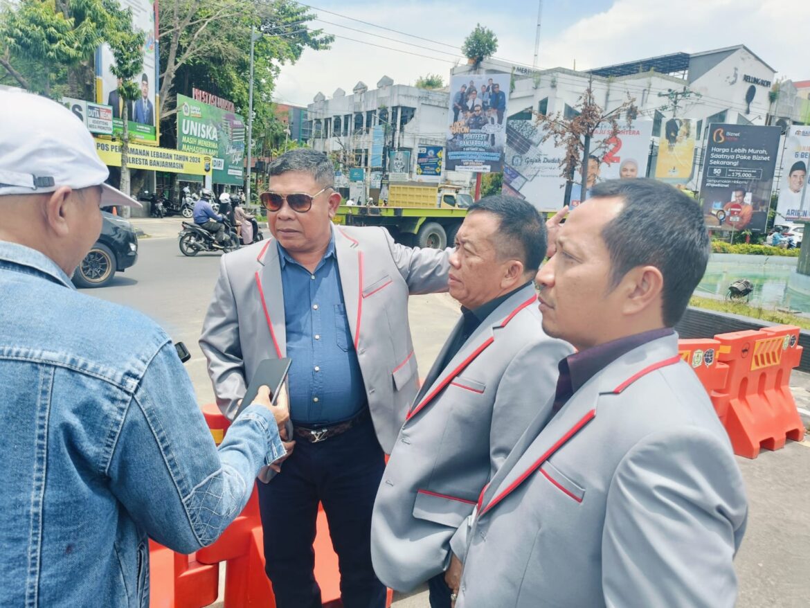 Ketua Umum Forum Kerukunan dan Pemerhati Warga (FKPW) Kalimantan H Rahmad Fadillah didampingi Ketua Harian Dr H Akhmad Murjani, bendahara Fauzi Rahman dan Soleh saat diwawancarai wartawan(Foto Mercy )