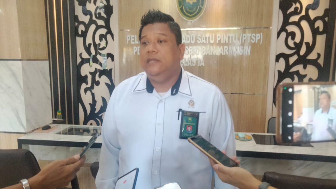Humas PN Banjarmasin Febrian Ali, SH saat memberikan keterangan kepada sejumlah wartawan di Banjarmasin.