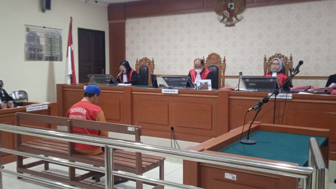 Armando saat mendengarkan tuntutan jaksa penuntut umum atas perbuatannya menghilangkan nyawa Agustian.