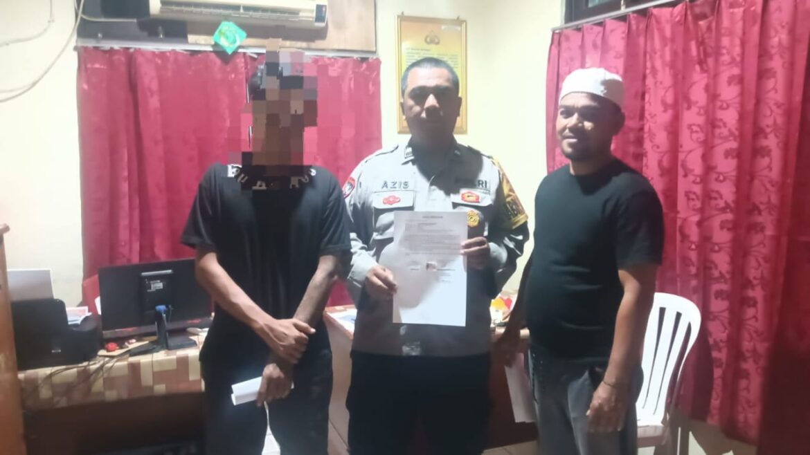 PRIA MABUK - BKTM Basirih Selatan Aipda Abdul Azis usai mengamankan seorang pria berinsial F (30), lantaran diduga mengamuk gara-gara minuman keras Alkohol Doang (Aldo), Rabu (17/10/2024). (foto:ist)