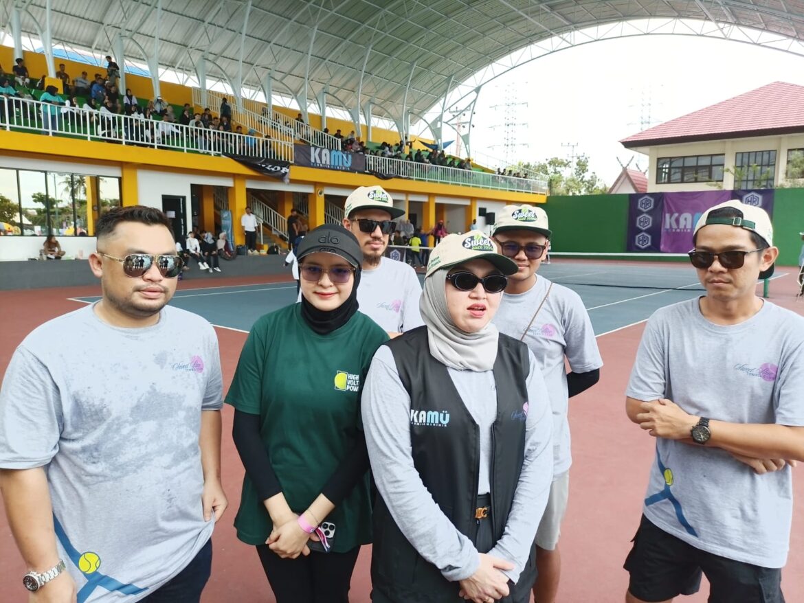 Ketua pelaksana Sweet Slice Tennis Tournament, Karmila Muhidin, memberikan keterangan kegiatan ini, Kamis (17/10/2024) di Lapangan Tenis Dharma Praja Banjarmasin. (foto: Tolah/brt)